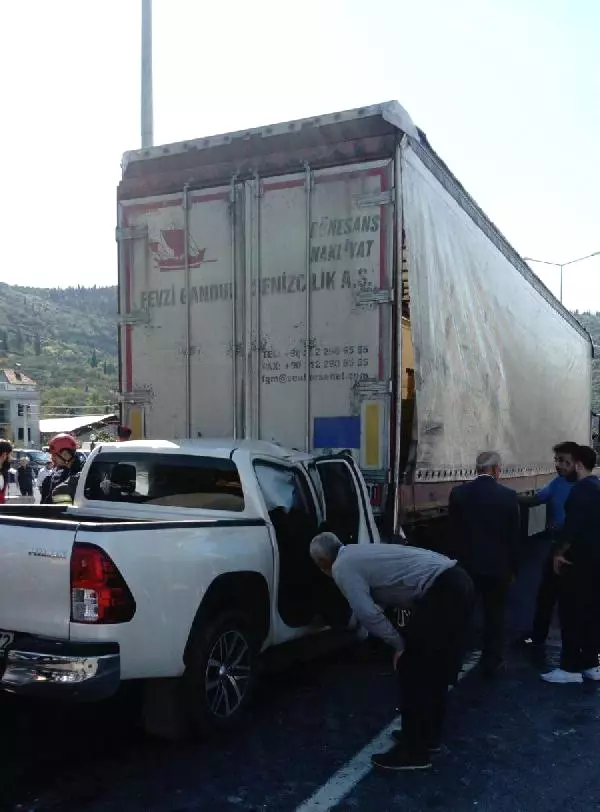 Binaya Çarpan Tır'ın Sürücüsü Öldü (2)