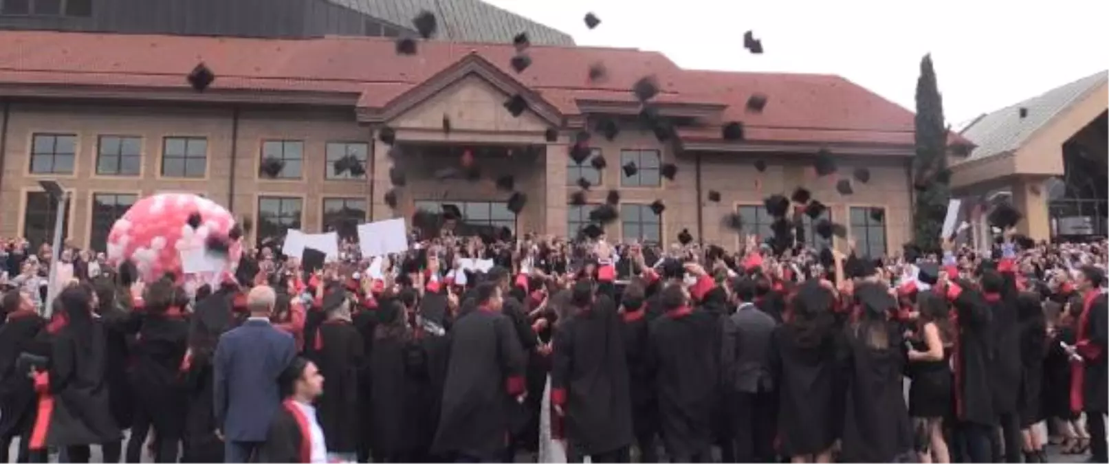 Nişantaşı Üniversitesi'nde Kep Atma Heyecanı