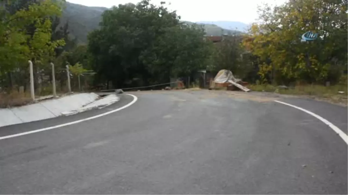 Tapulu Arsam' Dediği Köy Yolunu Demir Borularla Kapattı