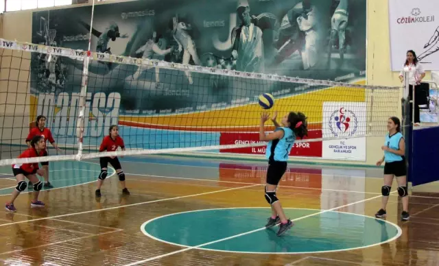 Amatör Spor Haftası Voleybol Birincisi Şehit Ömer Halis Demir Ortaokulu Oldu