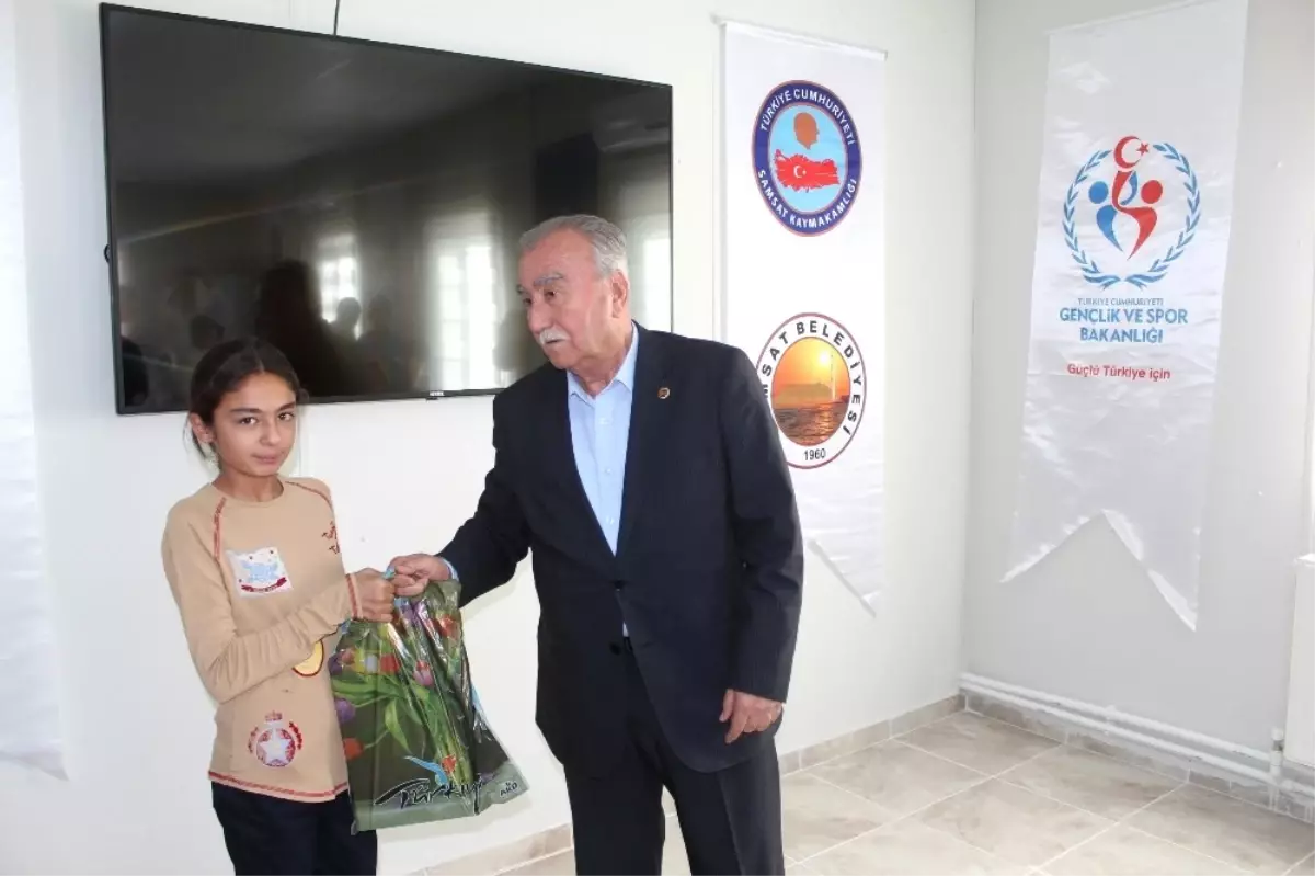 Samsat'ta Öğrencilere Kaynak Kitap Dağıtıldı