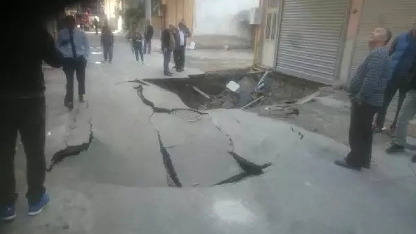 Temel Kazısında Yol Çöktü