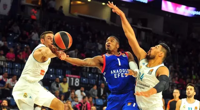 THY Euroleague'in İlk Haftasında Anadolu Efes, Real Madrid'e 74-88 Mağlup Oldu