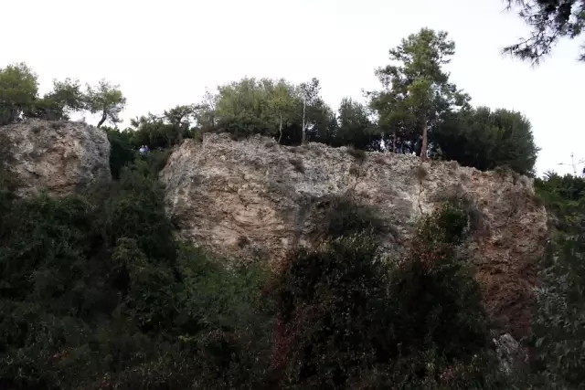 Antalya'da Falezlerde Erkek Cesedi Bulundu