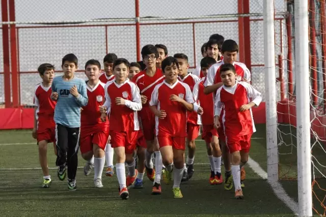 Bayraklı'da Spor Kursları Ara Vermeden Sürüyor
