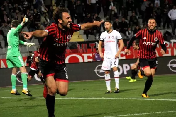 Beşiktaş 10 Kişi Kaldığı Maçta Gençlerbirliği'ne 2-1 Mağlup Oldu