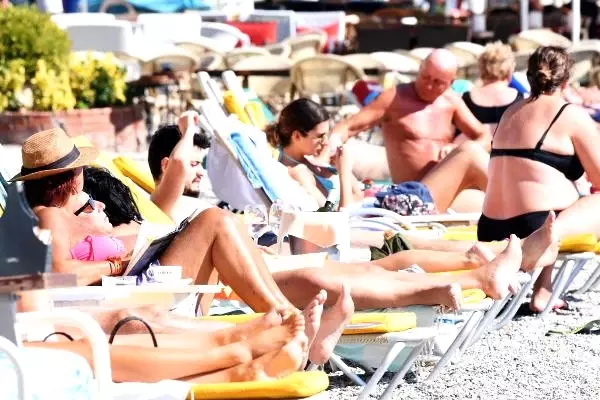 Bodrum'da Sahile Mayosuz Gelen Pişman Oldu