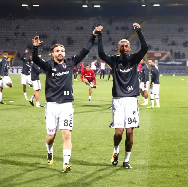 Caner Erkin ve Anderson Talisca Maç Öncesi El Ele Tribünleri Selamladı