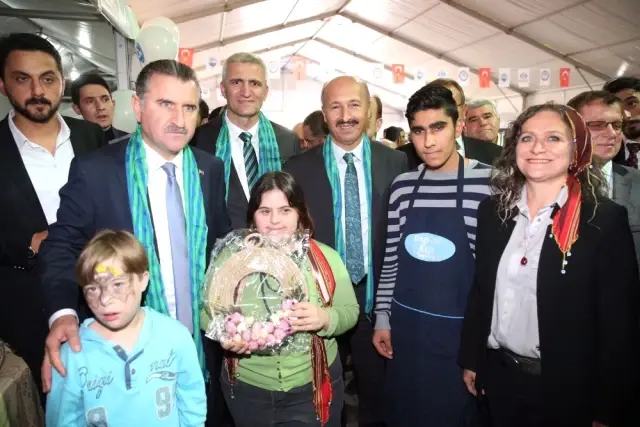 Gençlik ve Spor Bakanı Osman Aşkın Bak, Sultangazi Hamsi Festivali'nin Açılışına Katıldı Gençlik ve Spor Bakanı Osman Aşkın Bak, Sultangazi Hamsi Festivali'nin Açılışına Katıldı