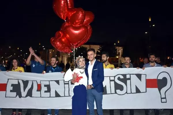 Kent Meydanında Sürpriz Evlilik Teklifi