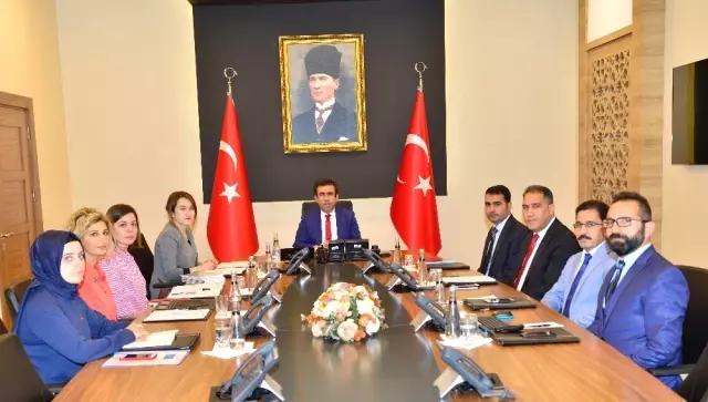 Vali Güzeloğlu, Sosyal Yapı Analizi ve Sosyal Politikalar Stratejisi Toplantısına Başkanlık Etti