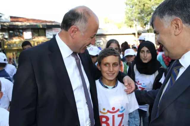 Çocukları Vali Azizoğlu Karşıladı Çocukları Vali Azizoğlu Karşıladı