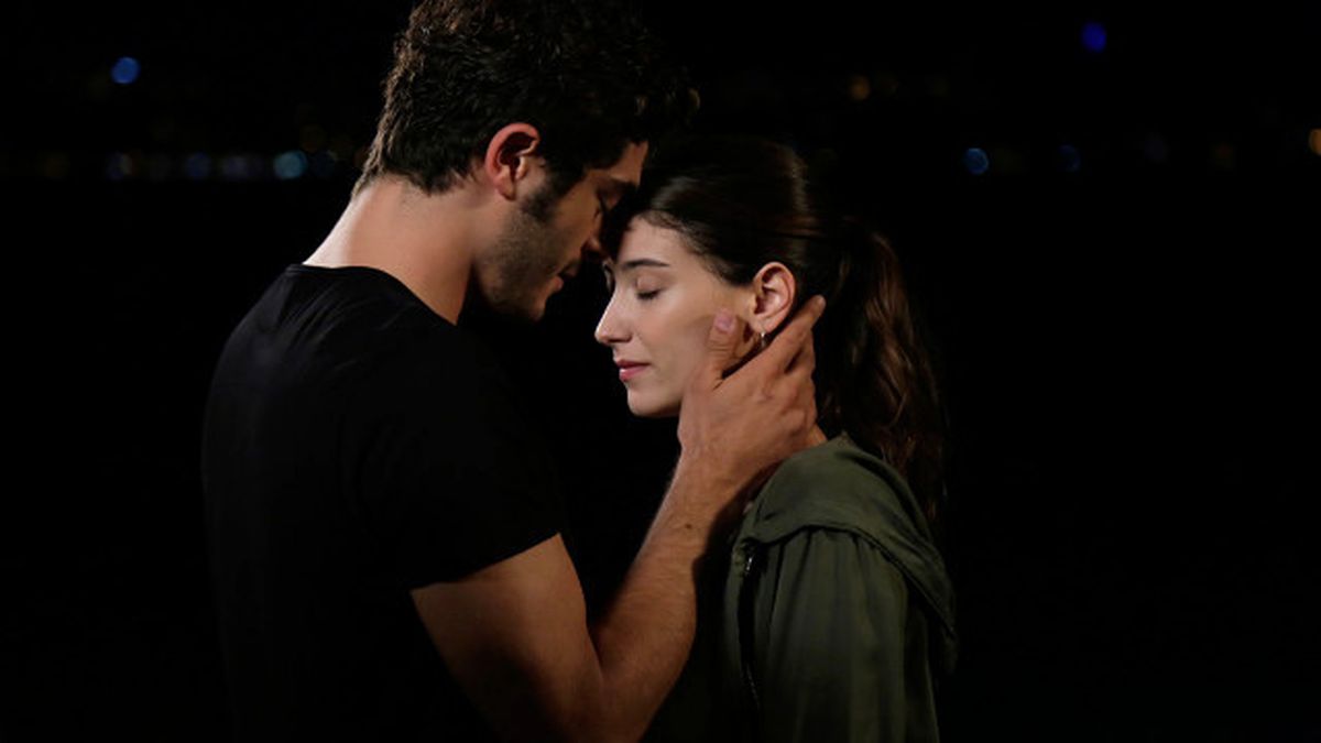 Hazal Kaya ile Burak Deniz'in Öpüşme Sahnesi Diziye Damga Vurdu
