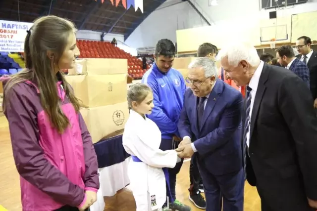 Kütahya'da 190 Spor Kulübüne Malzeme Desteği Kütahya'da 190 Spor Kulübüne Malzeme Desteği