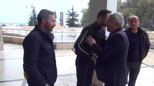 Madencilerin 'Koltuklar Kirlenmesin' Diye Ayakta Yolculuk Yapması Madencilerin 'Koltuklar Kirlenmesin' Diye Ayakta Yolculuk Yapması