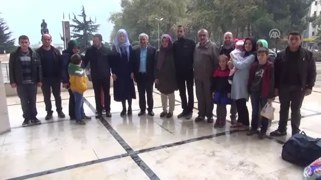 Madencilerin 'Koltuklar Kirlenmesin' Diye Ayakta Yolculuk Yapması Madencilerin 'Koltuklar Kirlenmesin' Diye Ayakta Yolculuk Yapması