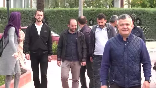 Madencilerin 'Koltuklar Kirlenmesin' Diye Ayakta Yolculuk Yapması Madencilerin 'Koltuklar Kirlenmesin' Diye Ayakta Yolculuk Yapması