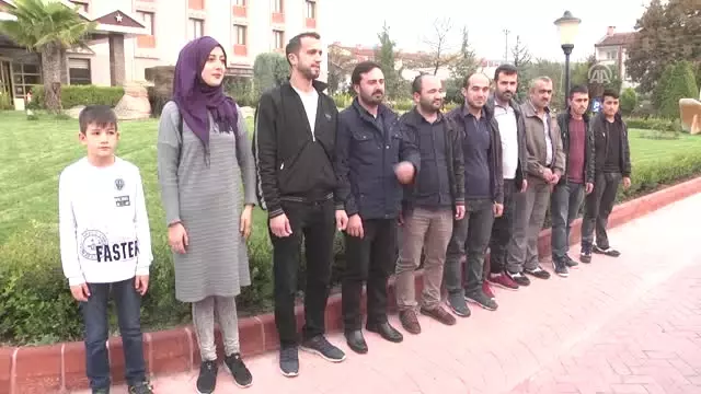 Madencilerin 'Koltuklar Kirlenmesin' Diye Ayakta Yolculuk Yapması Madencilerin 'Koltuklar Kirlenmesin' Diye Ayakta Yolculuk Yapması