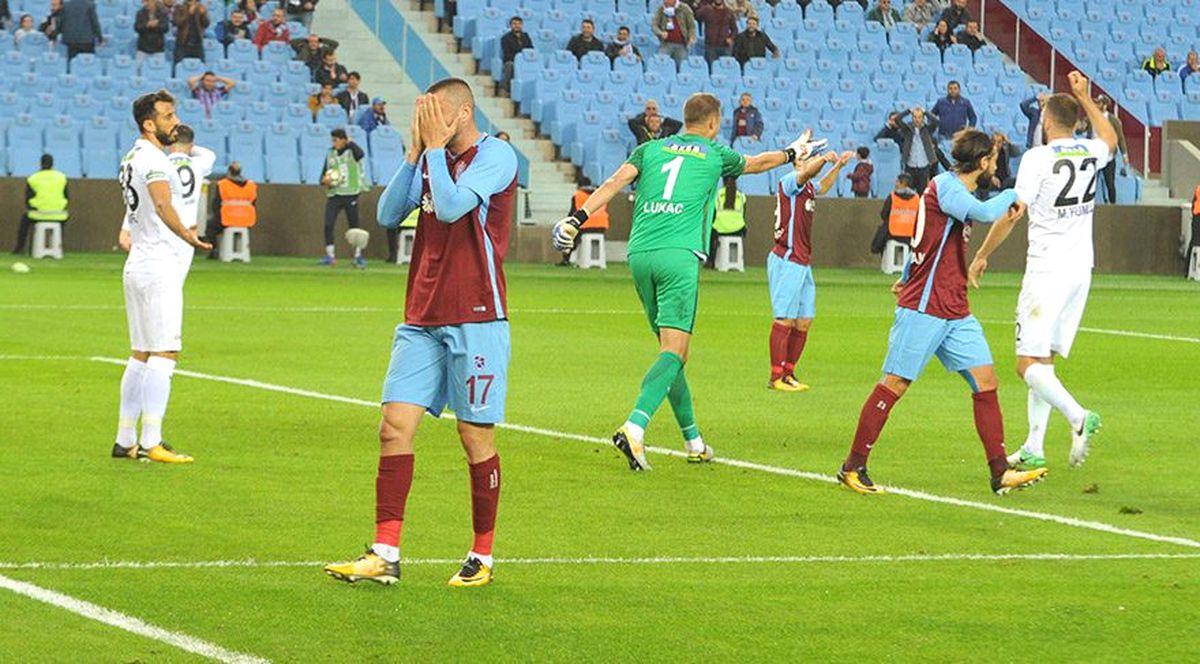 Trabzonspor, Evinde Akhisarspor'a 6-1 Yenildi
