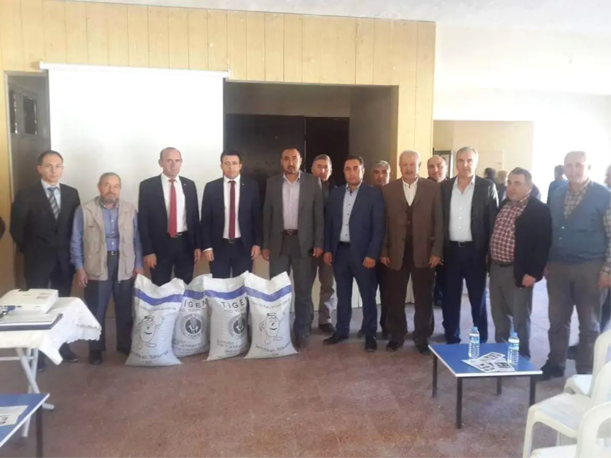 Çavdarhisar'da 31 Çiftçiye Macar Fiği Tohumu Dağıtıldı