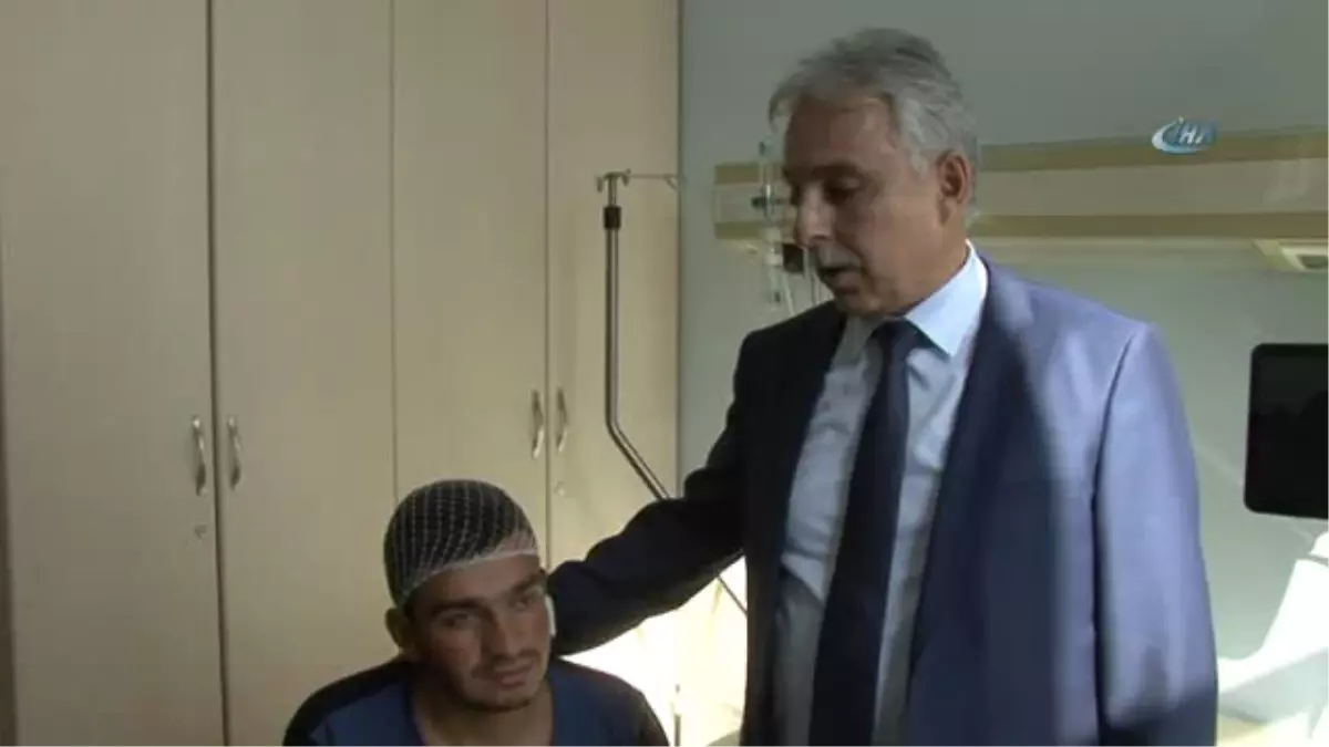 Vali Toprak Yaralı Askere Cep Telefonu Hediye Etti