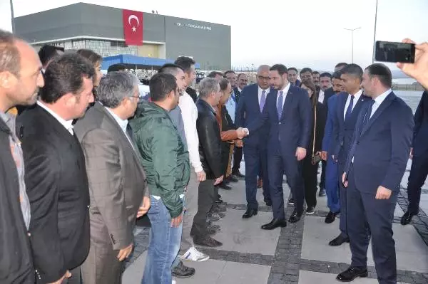 Bakan Albayrak, Şehit Uzman Çavuş'un Ailesini Ziyaret Etti (2) Bakan Albayrak, Şehit Uzman Çavuş'un Ailesini Ziyaret Etti (2)