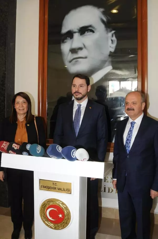 Bakan Albayrak, Şehit Uzman Çavuş'un Ailesini Ziyaret Etti Bakan Albayrak, Şehit Uzman Çavuş'un Ailesini Ziyaret Etti