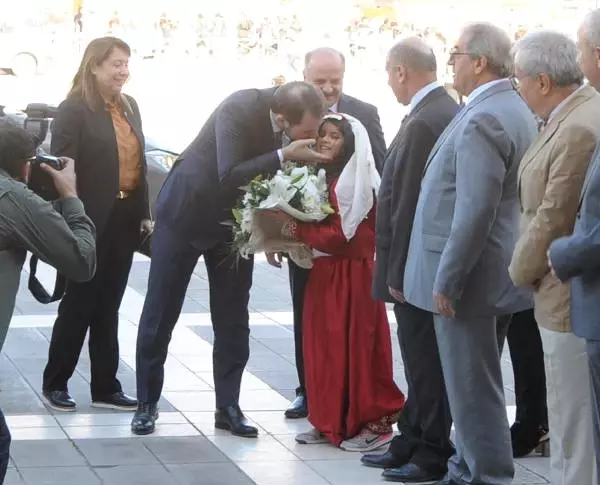 Bakan Albayrak, Şehit Uzman Çavuş'un Ailesini Ziyaret Etti Bakan Albayrak, Şehit Uzman Çavuş'un Ailesini Ziyaret Etti