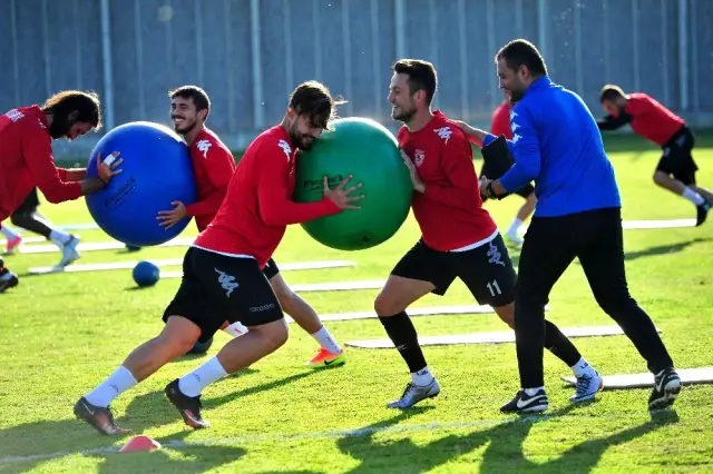 Engin İpekoğlu: 'Genç Futbolcular İse 'Antrenman Bitse de Gitsek' Havasındalar' Engin İpekoğlu: 'Genç Futbolcular İse 'Antrenman Bitse de Gitsek' Havasındalar'