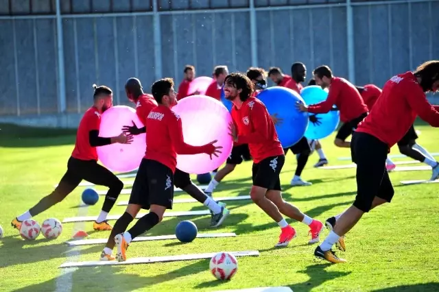 Engin İpekoğlu: 'Genç Futbolcular İse 'Antrenman Bitse de Gitsek' Havasındalar' Engin İpekoğlu: 'Genç Futbolcular İse 'Antrenman Bitse de Gitsek' Havasındalar'