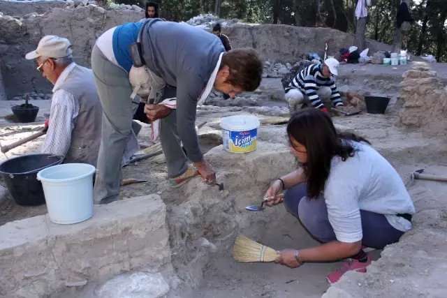 9 Bin Yıllık Yumuktepe'de Kazılar Sona Erdi 9 Bin Yıllık Yumuktepe'de Kazılar Sona Erdi
