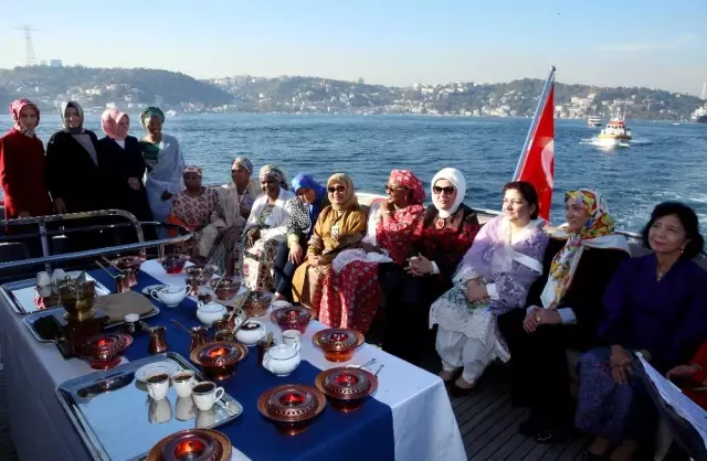 Emine Erdoğan, D-8 Zirvesine Katılan Liderlerin Eşlerini Teknede Ağırladı Emine Erdoğan, D-8 Zirvesine Katılan Liderlerin Eşlerini Teknede Ağırladı