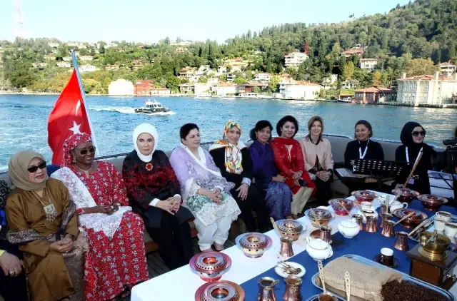 Emine Erdoğan, D-8 Zirvesine Katılan Liderlerin Eşlerini Teknede Ağırladı Emine Erdoğan, D-8 Zirvesine Katılan Liderlerin Eşlerini Teknede Ağırladı