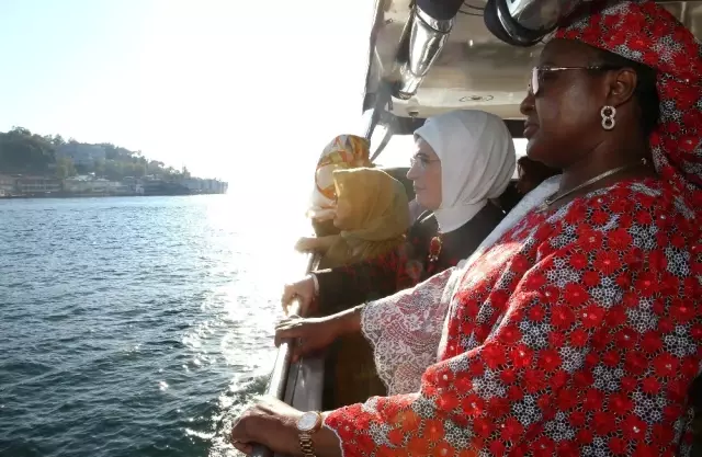 Emine Erdoğan, D-8 Zirvesine Katılan Liderlerin Eşlerini Teknede Ağırladı Emine Erdoğan, D-8 Zirvesine Katılan Liderlerin Eşlerini Teknede Ağırladı