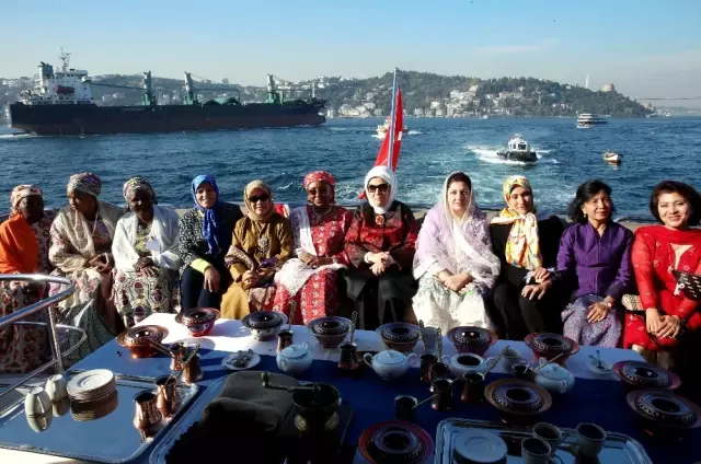 Emine Erdoğan, D-8 Zirvesine Katılan Liderlerin Eşlerini Teknede Ağırladı Emine Erdoğan, D-8 Zirvesine Katılan Liderlerin Eşlerini Teknede Ağırladı
