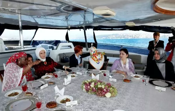 Emine Erdoğan,d-8 Zirvesine Gelen Liderlerin Eşlerini Konuk Etti Emine Erdoğan,d-8 Zirvesine Gelen Liderlerin Eşlerini Konuk Etti