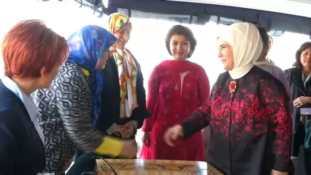 Emine Erdoğan, D-8 Zirvesine Katılan Liderlerin Eşlerini Teknede Ağırladı Emine Erdoğan, D-8 Zirvesine Katılan Liderlerin Eşlerini Teknede Ağırladı