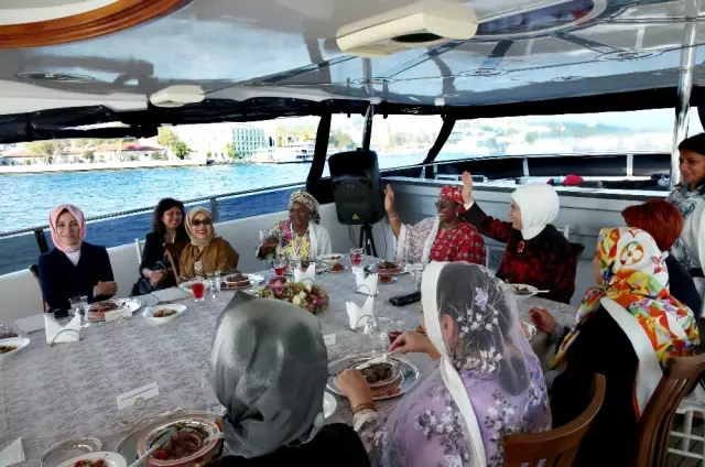 Emine Erdoğan Misafirlerini Teknede Ağırladı Emine Erdoğan Misafirlerini Teknede Ağırladı