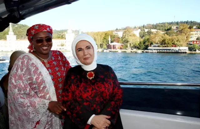 Emine Erdoğan Misafirlerini Teknede Ağırladı Emine Erdoğan Misafirlerini Teknede Ağırladı
