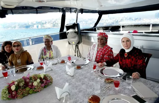 Emine Erdoğan Misafirlerini Teknede Ağırladı Emine Erdoğan Misafirlerini Teknede Ağırladı
