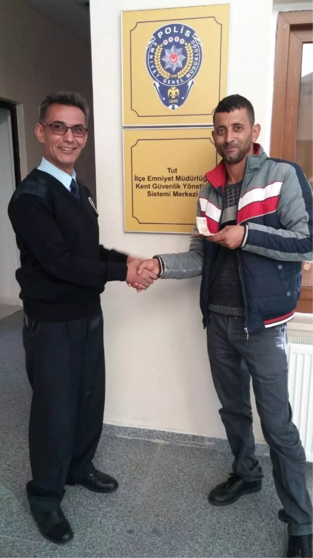 Polis Parayı Sahibine Teslim Etti