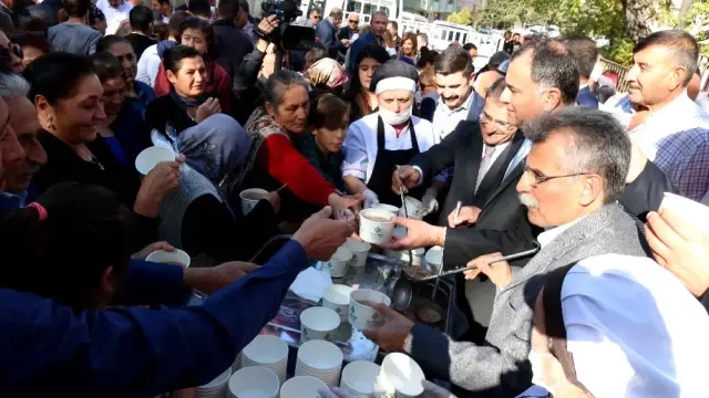 Aşure Lokması Seyranbağları'nda Paylaşıldı