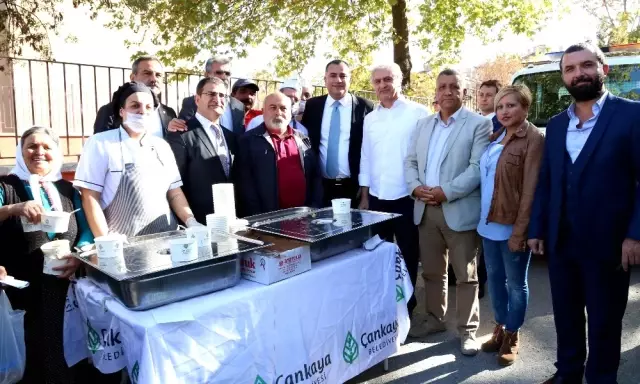 Aşure Lokması Seyranbağları'nda Paylaşıldı