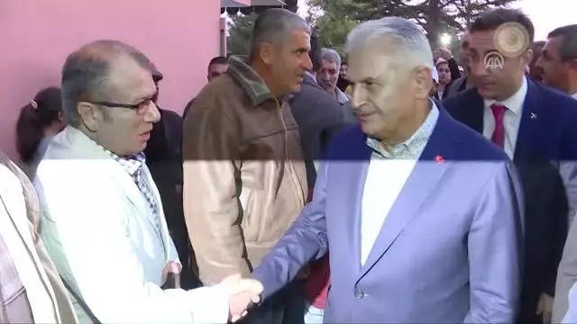 Başbakan Yıldırım, Belediye Önünde Toplanan Vatandaşlarla Sohbet Etti Başbakan Yıldırım, Belediye Önünde Toplanan Vatandaşlarla Sohbet Etti