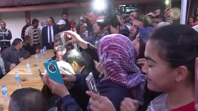 Başbakan Yıldırım, Belediye Önünde Toplanan Vatandaşlarla Sohbet Etti Başbakan Yıldırım, Belediye Önünde Toplanan Vatandaşlarla Sohbet Etti