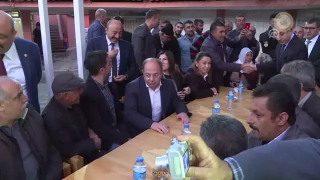 Başbakan Yıldırım, Belediye Önünde Toplanan Vatandaşlarla Sohbet Etti Başbakan Yıldırım, Belediye Önünde Toplanan Vatandaşlarla Sohbet Etti