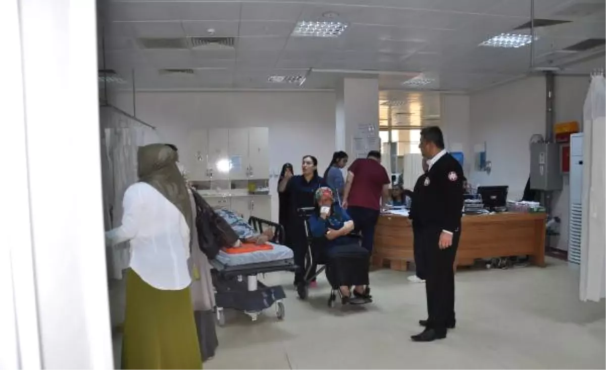 Düğün Alışverişinden Dönen Çiftin Otomobili, Minibüse Çarptı: 4 Yaralı