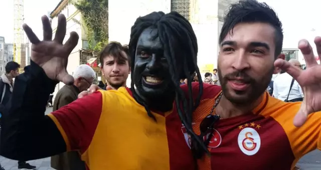 Galatasaraylı Taraftarlar, Yerli Gomis'e Büyük İlgi Gösterdi