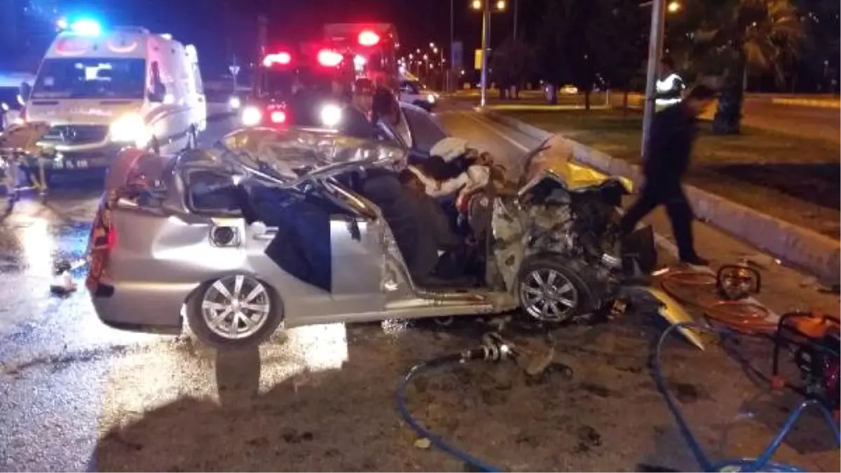 Otomobil, Park Halindeki Tır'a Çarptı: 2 Ölü, 2 Yaralı