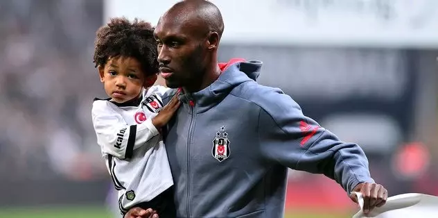 Beşiktaşlı Atiba'nın Oğlu Noah, Babasıyla Seremoniye Çıktı